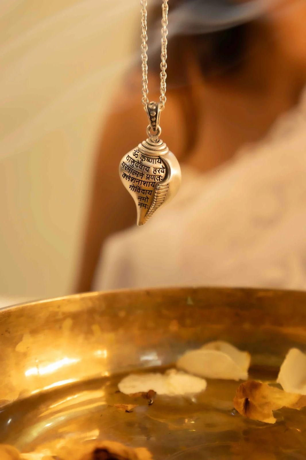 Shree Krishna Shankha Pendant
